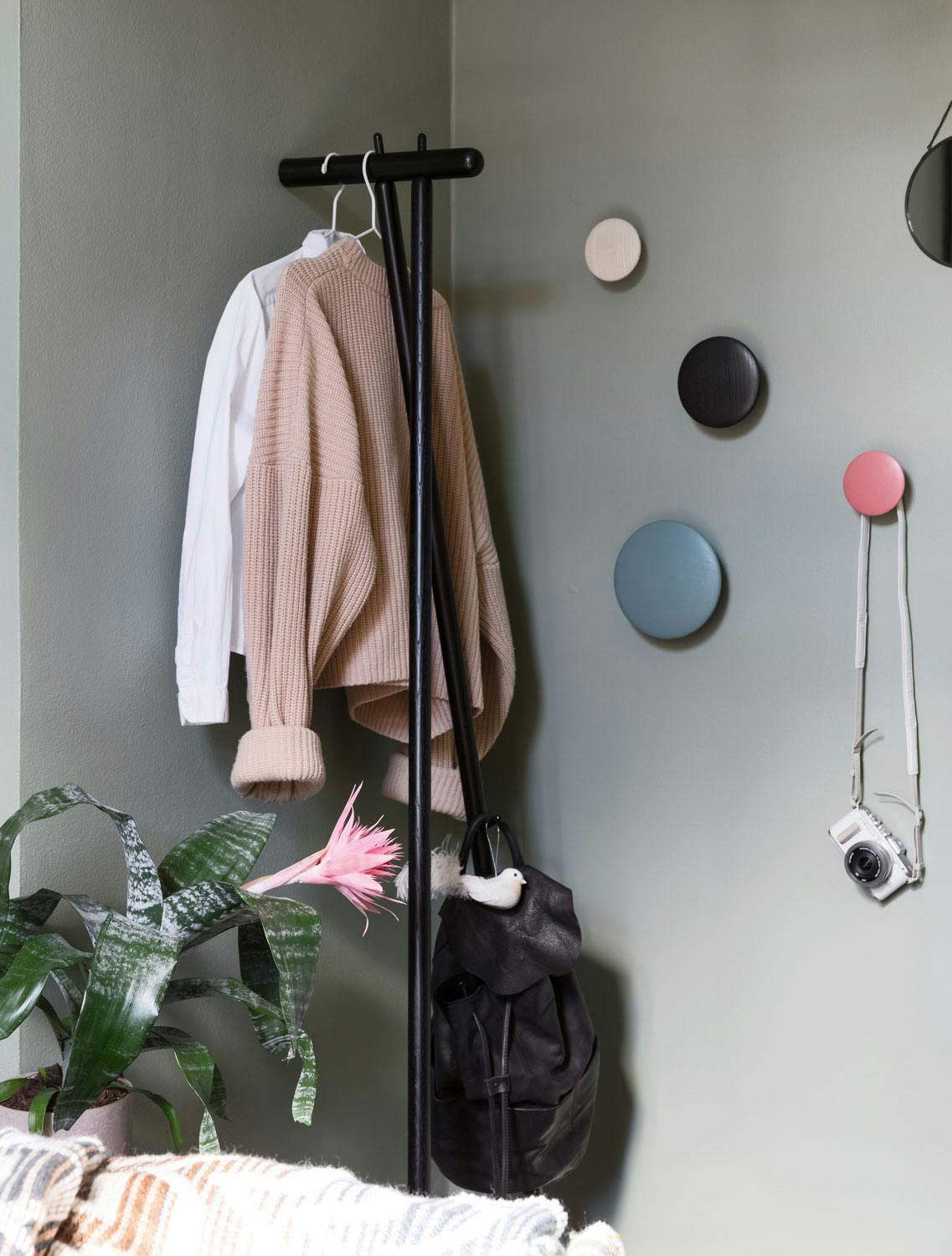 Dekorative og praktiske knagger Fargerike knagger fra Muuto